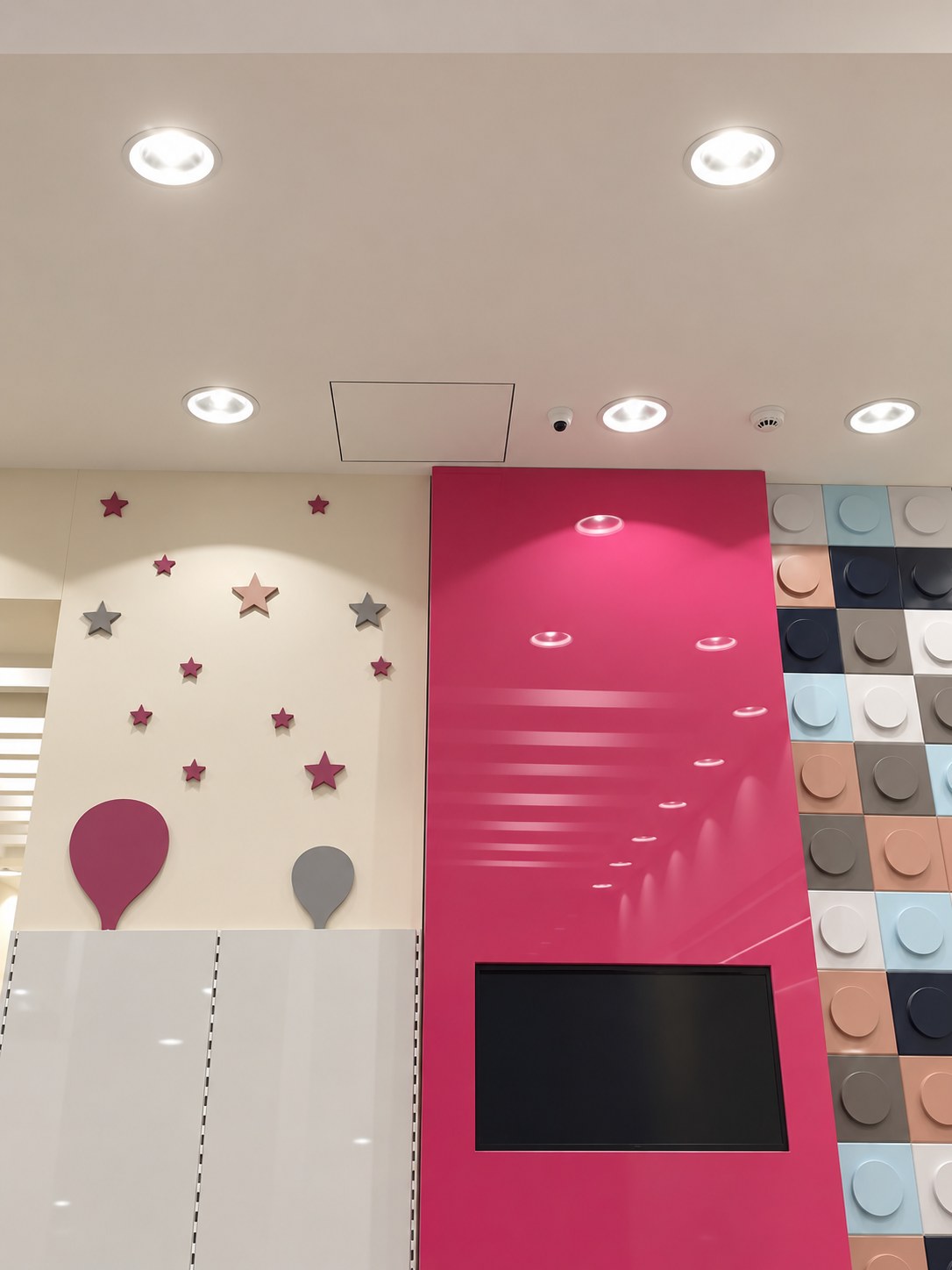 YOYO - City Stars mall — Yoyo Mall pink relief feature wall